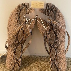 NWT Lauren Conrad snake print flip flops Size 8!!